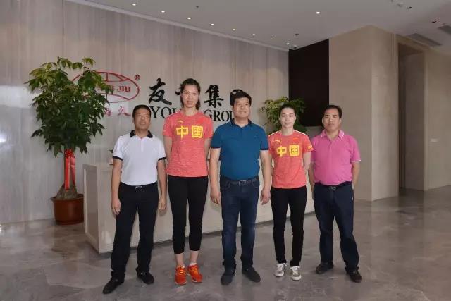 融籍女排奥运冠军，，，，，，，，徐云丽、林莉到访尊龙凯时集团总部
